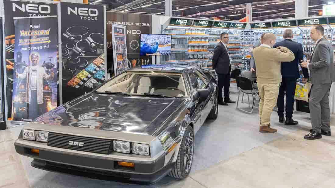 Stoisko NEO TOOLS na targach PSB – ekspozycja narzędzi i samochód DeLorean jako element przyciągający uwagę