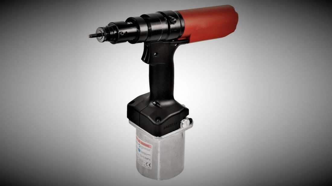 Nitownica pneumatyczna do nitonakrętek z uchwytem pistoletowym i zbiornikiem, narzędzie do szybkiego montażu połączeń gwintowanych w cienkich blachach