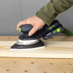 Szlifierka delta Festool DTSC 200 w pracy na drewnie, kompaktowa konstrukcja i ergonomiczny uchwyt jednoręczny