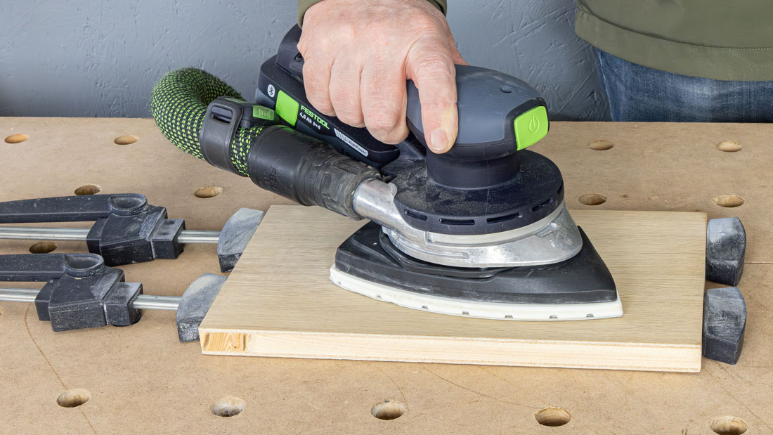 Szlifowanie elementu drewnianego szlifierką Festool DTSC 200, stabilna praca i duża stopa delta