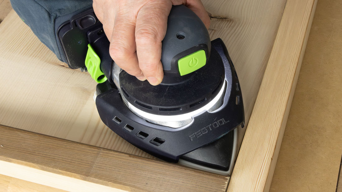 Precyzyjne szlifowanie narożnika szlifierką delta Festool DTSC 200, wykorzystanie wydłużonego czubka stopy