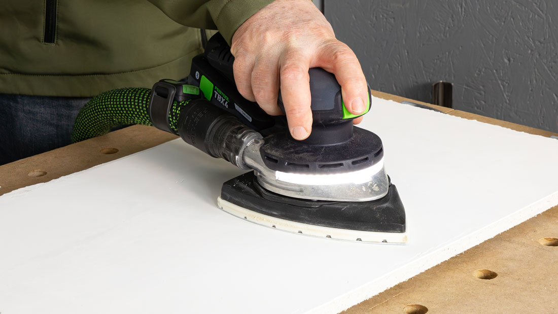 Szlifierka Festool DTSC 200 podczas obróbki powierzchni płytowej G-K, równomierne szlifowanie i doświetlenie LED