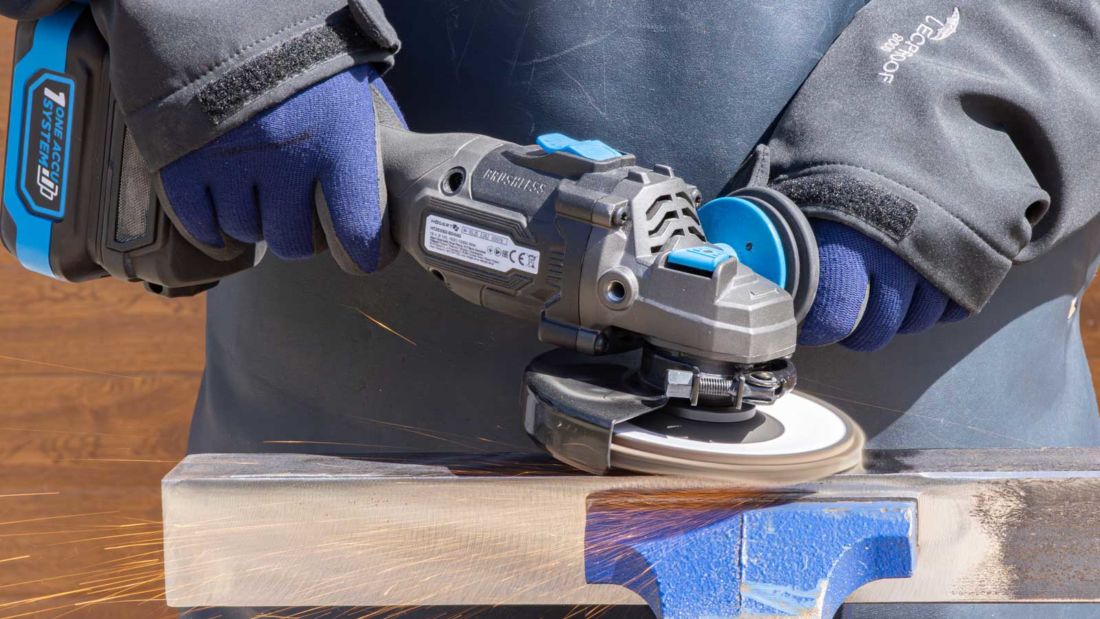 Szlifierka Högert HT2E282-B24AG podczas szlifowania powierzchni stalowej tarczą listkową – obróbka kątownika