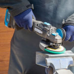 Akumulatorowa szlifierka kątowa Högert Technik – szlifowanie stali tarczą włókninową, stabilne prowadzenie narzędzia