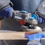 Szlifierka kątowa Högert HT2E282-B24AG – ujęcie testowe do materiału wideo, szlifowanie powierzchni metalowej