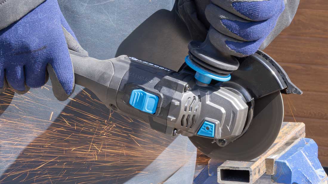 Szlifierka kątowa Högert HT2E282-B24AG w trakcie cięcia stalowego profilu zamkniętego