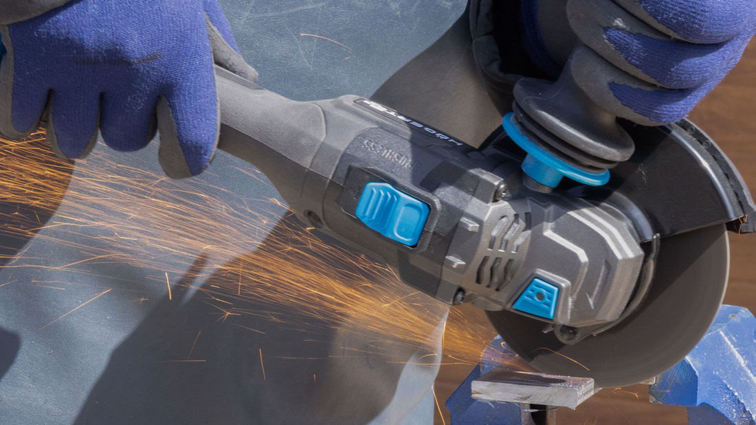 Akumulatorowa szlifierka kątowa Högert Technik HT2E282-B24AG – cięcie profilu stalowego tarczą ścierną, widoczne iskry podczas pracy