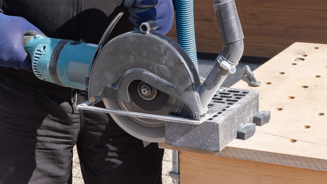 Przecinarka ręczna z tarczą diamentową Kinczyk Beton C1 wykonująca cięcie cegły klinkierowej