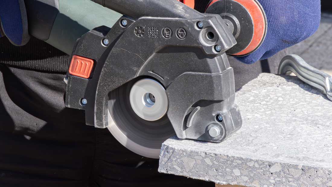 Cięcie płyty betonowej szlifierką kątową z tarczą diamentową Kinczyk Beton C1 podczas pracy