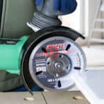 Szlifierka kątowa z tarczą diamentową KINCZYK FUGA CLEANER podczas precyzyjnego usuwania fug z płytek ceramicznych