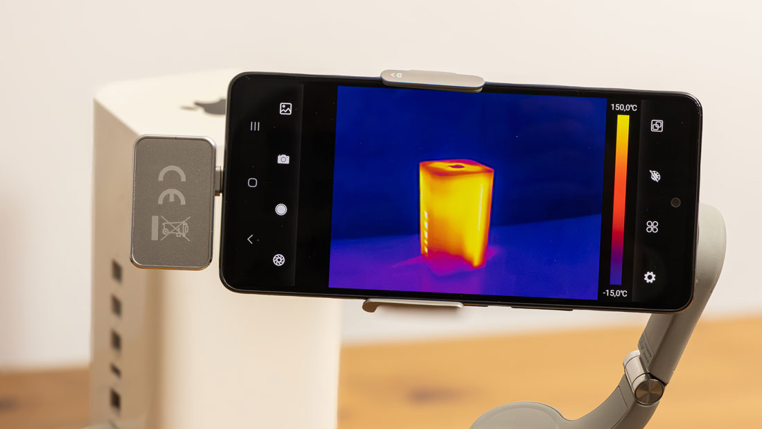 Kamera termowizyjna YATO YT-72931 podłączona do smartfona – obraz termiczny nagrzanego obiektu na ekranie