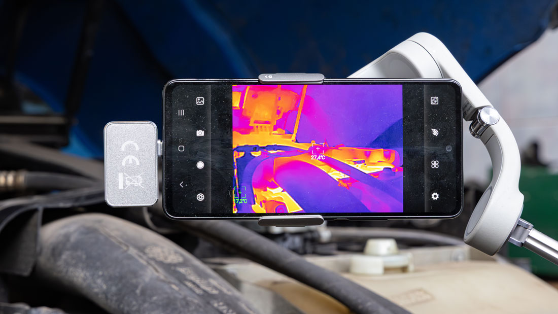 Kamera termowizyjna YATO YT-72931 w komorze silnika – obraz termiczny elementów układu