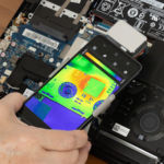 Analiza termiczna wnętrza laptopa kamerą YATO YT-72931 – obraz rozkładu temperatury podzespołów na ekranie smartfona