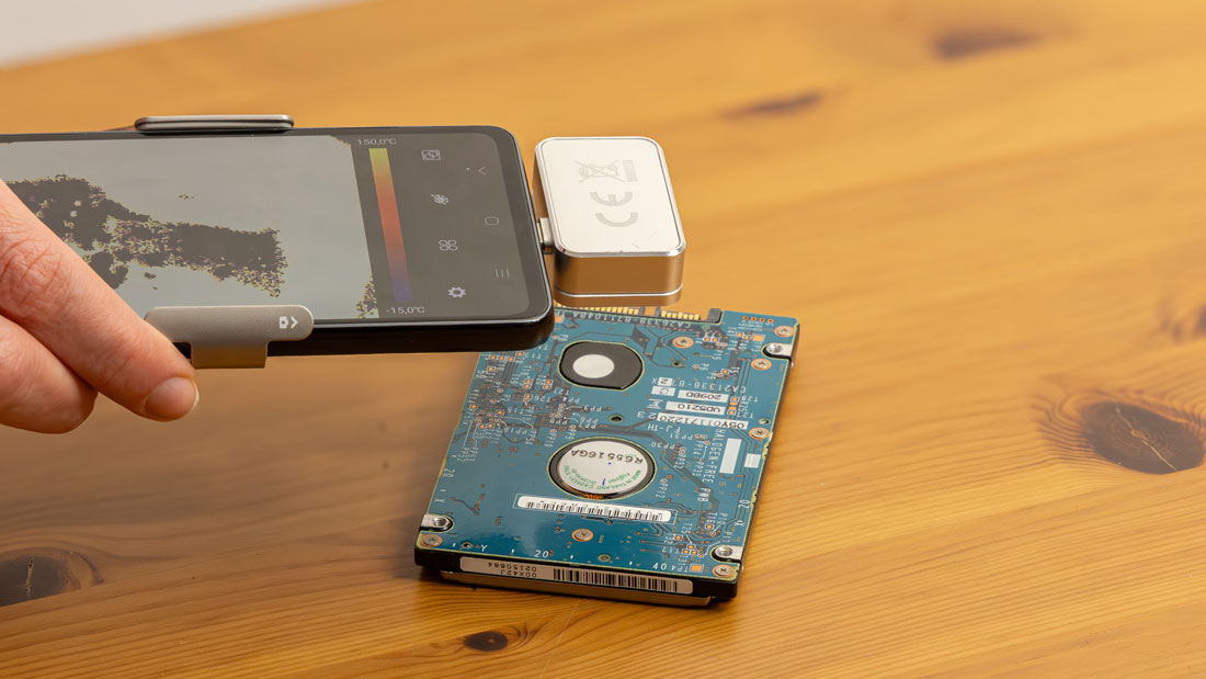 Pomiar temperatury elektroniki kamerą YATO YT-72931 – analiza termiczna dysku twardego