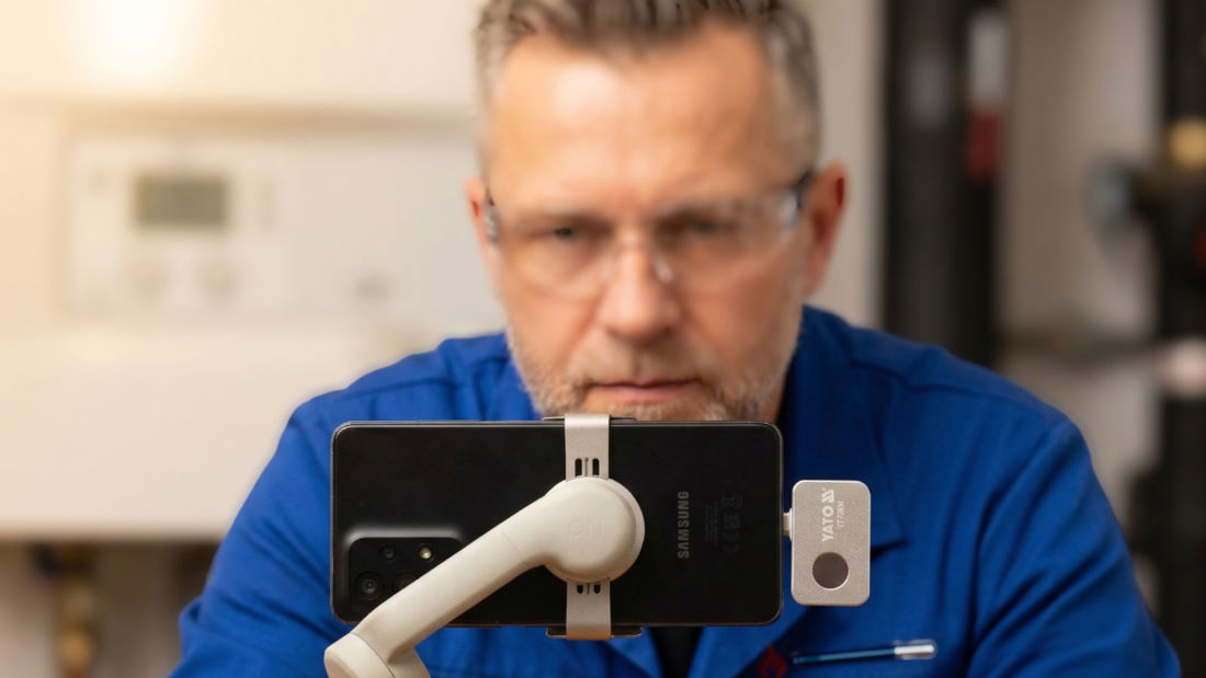 Kamera termowizyjna YATO YT-72931 zamocowana do smartfona – przygotowanie do pomiaru temperatury