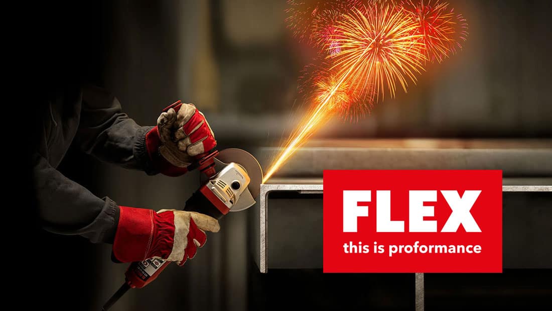 Pracownik tnie stalowy profil szlifierką kątową FLEX, widoczne intensywne iskry podczas pracy oraz logo FLEX z hasłem „this is performance”.
