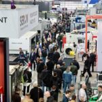 Zwiedzający i ekspozycja obrabiarek CNC na targach STOM w Kielcach – ruch na hali wystawienniczej