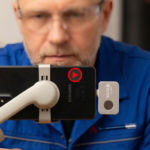 Kamera termowizyjna YATO YT-72931 podłączona do smartfona – ujęcie do materiału wideo prezentującego urządzenie