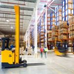 Magazyn logistyczny z regałami paletowymi i ruchem wózka widłowego – dynamiczna intralogistyka i zarządzanie przepływem towarów