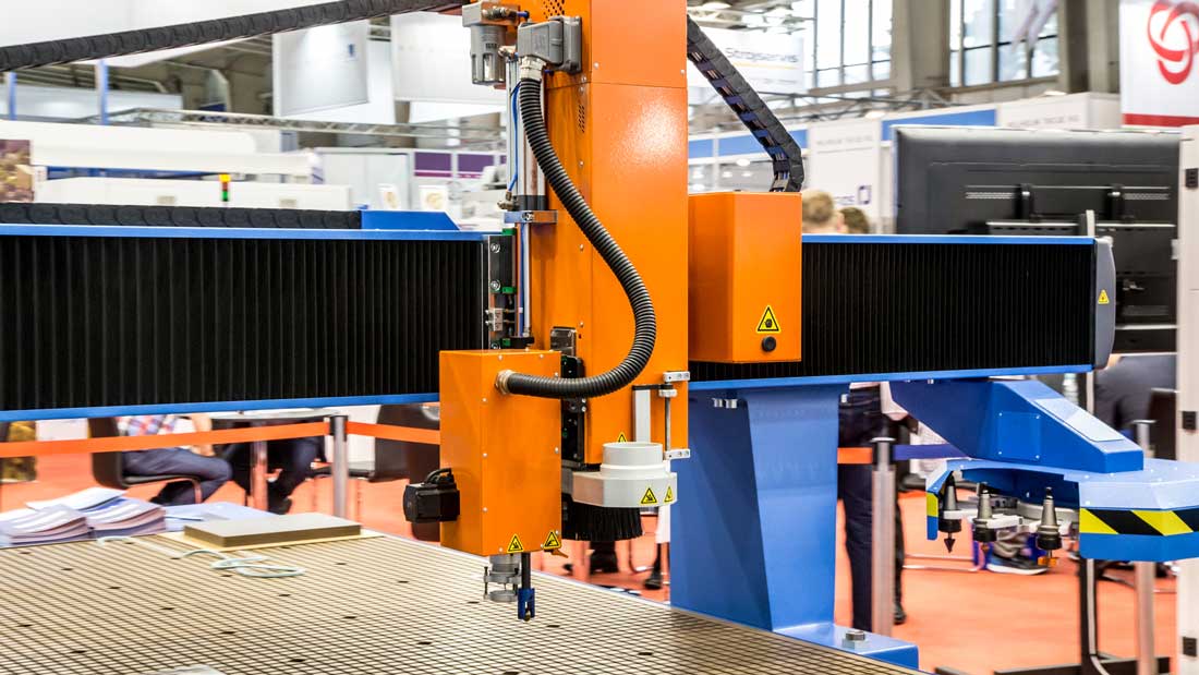 Automatyczna maszyna przemysłowa do obróbki materiałów prezentowana na ekspozycji targów ITM INDUSTRY EUROPE.
