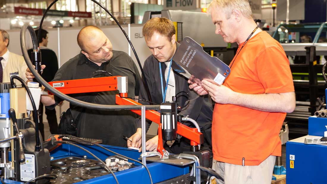 Prezentacja urządzenia do obróbki metalu i rozmowa techniczna na stoisku targowym ITM INDUSTRY EUROPE.
