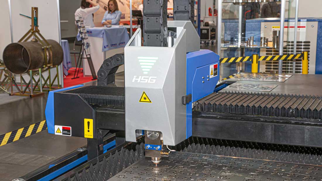 Maszyna do cięcia laserowego podczas pokazu technologii obróbki metalu na targach ITM INDUSTRY EUROPE.