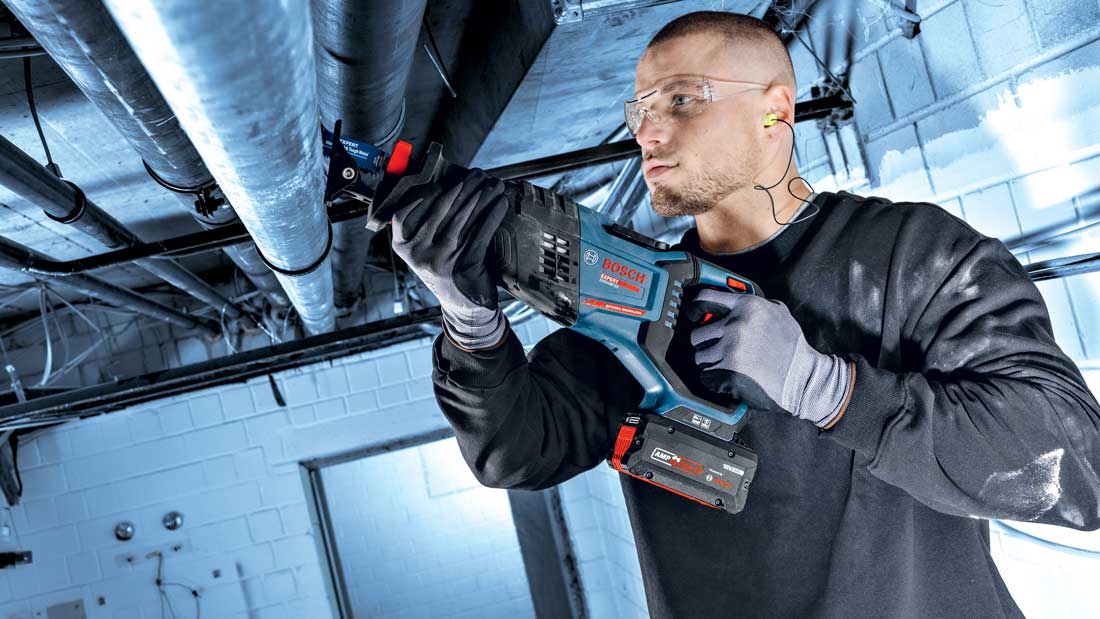 Profesjonalista pracujący akumulatorową piłą szablastą Bosch Expert przy instalacji technicznej