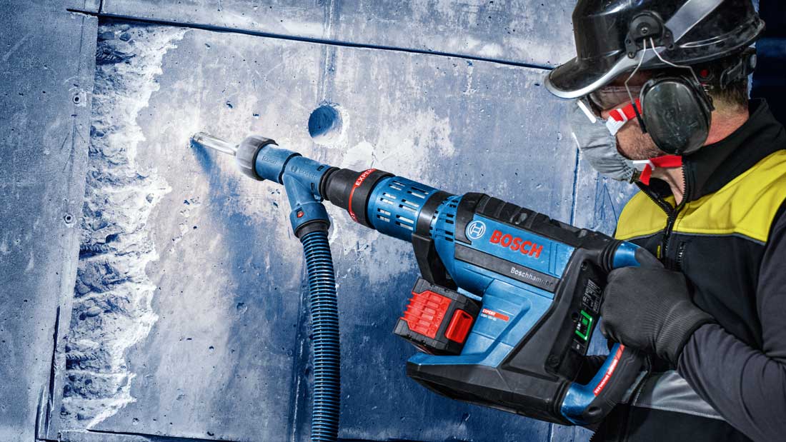 Młot akumulatorowy Bosch Professional używany do wiercenia w betonowej ścianie
