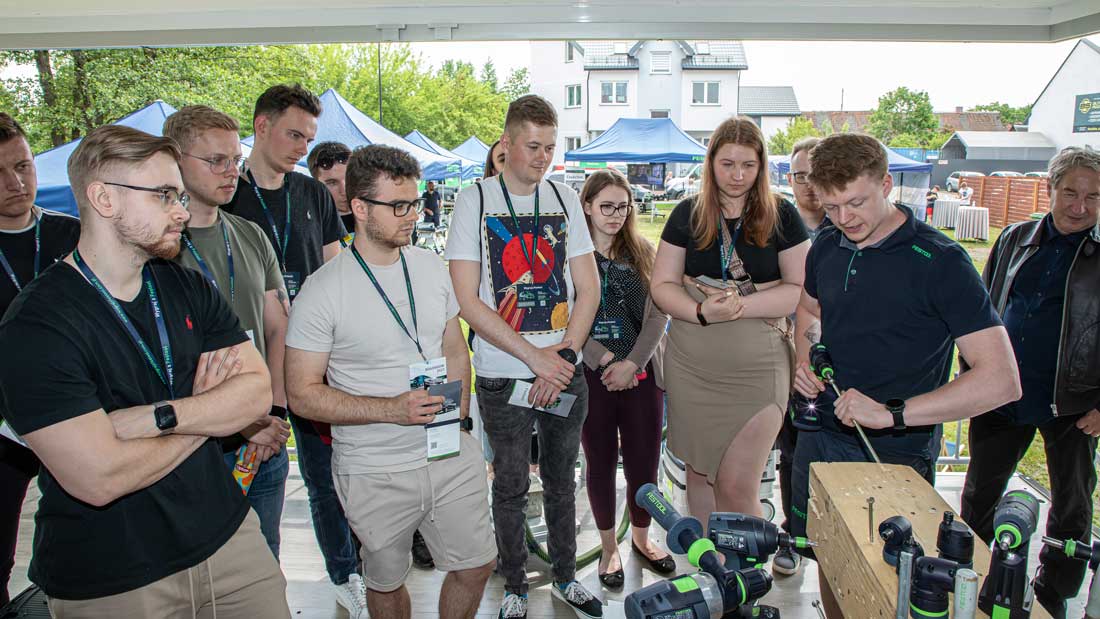 Uczestnicy Festool Roadshow podczas praktycznego pokazu elektronarzędzi i technik pracy