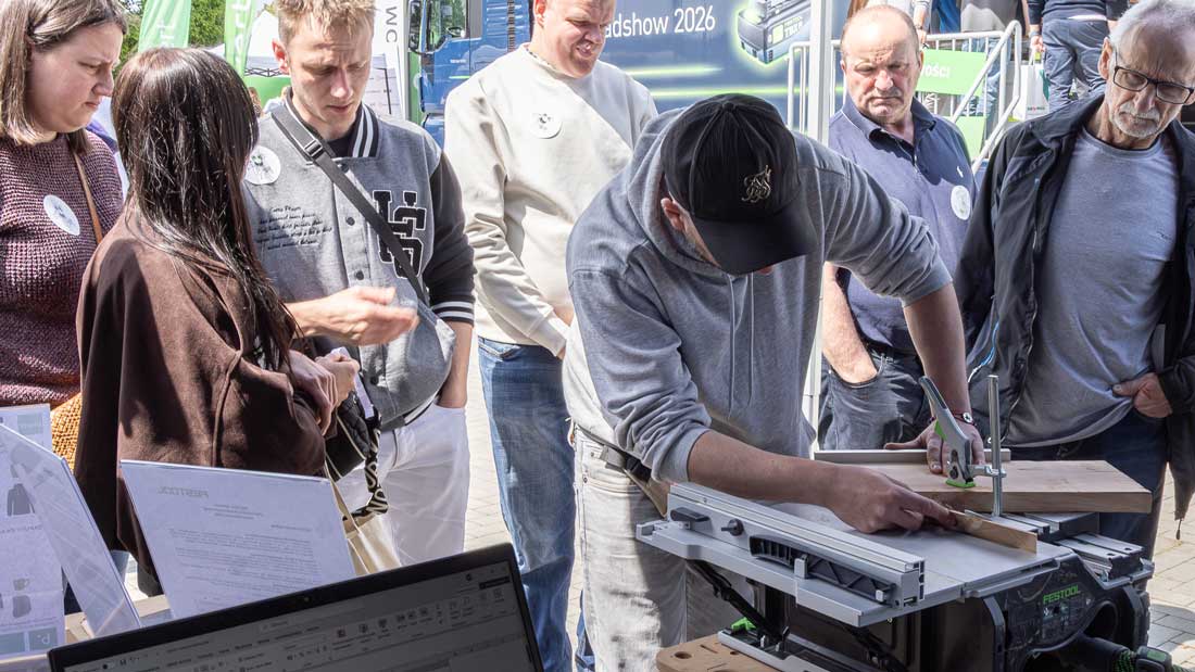 Uczestnik konkursu Festool Roadshow wykonuje precyzyjne cięcie przy pile stołowej