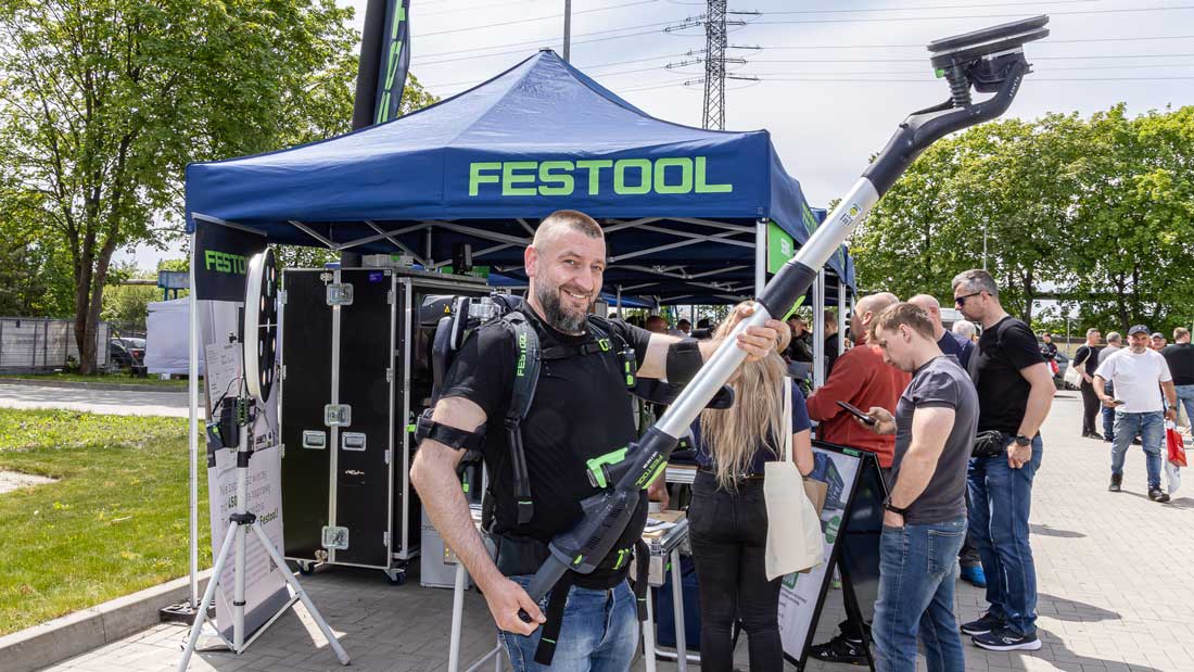 Uczestnik Festool Roadshow prezentuje szlifierkę do ścian z systemem odsysania pyłu