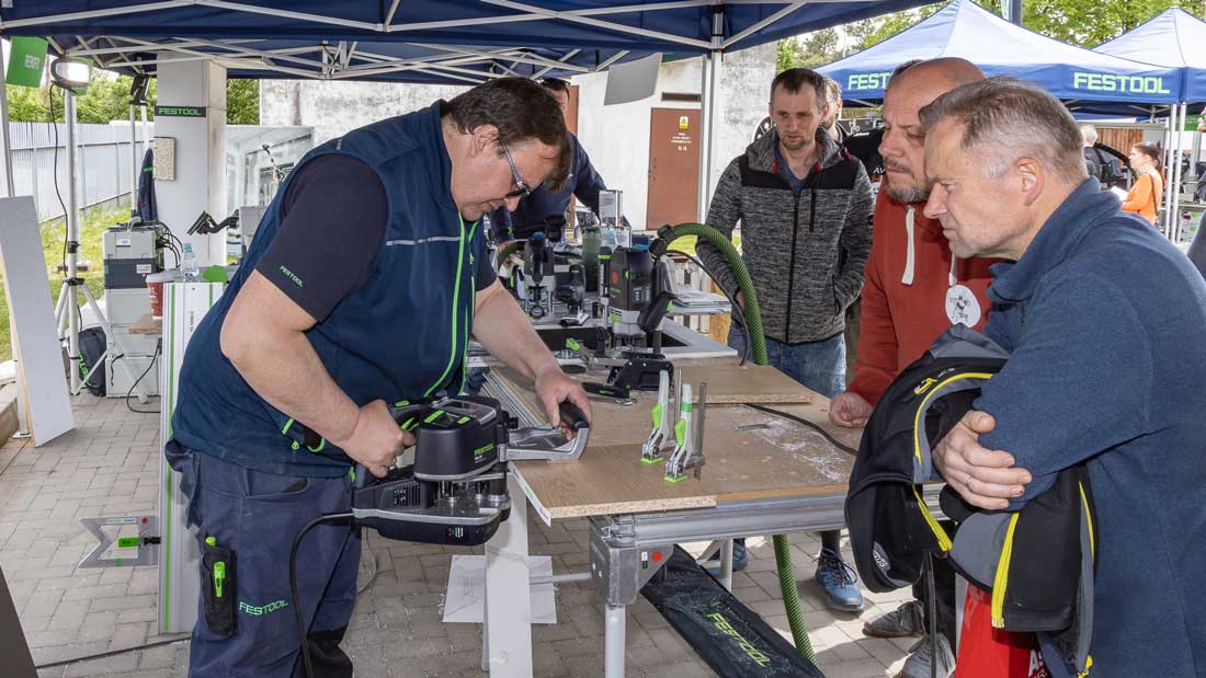 Trener Festool demonstruje działanie okleiniarki podczas praktycznych warsztatów Roadshow