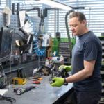 Serwis Festool – technik wykonuje naprawę elektronarzędzia w profesjonalnie wyposażonym stanowisku serwisowym.