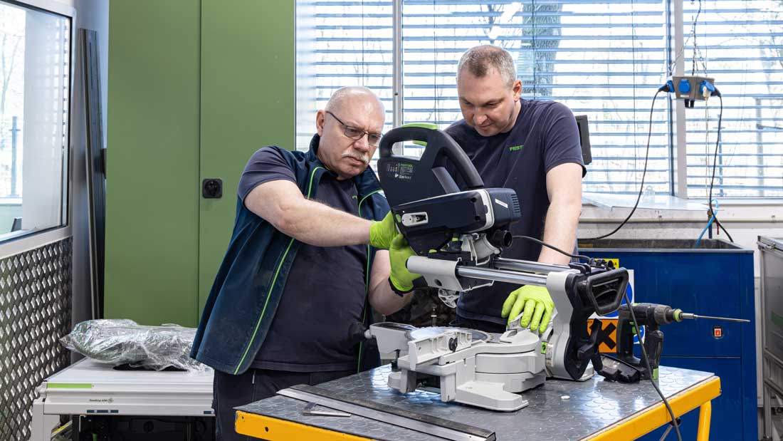 Technicy Festool podczas przeglądu i naprawy ukośnicy w Centralnym Serwisie.