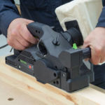 Strugarka Festool HL 850 EB prowadzona po drewnie podczas precyzyjnego strugania powierzchni.