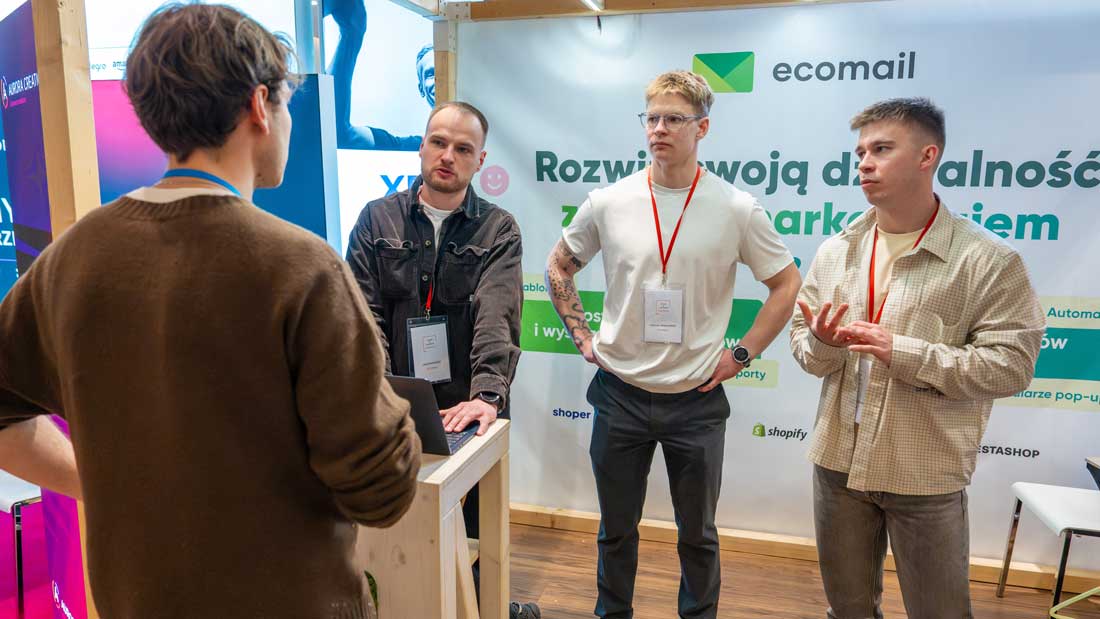 Konsultacje przy stoisku Ecomail podczas Home & Garden Congress 2026, poświęcone rozwojowi działań marketingowych w e-commerce.