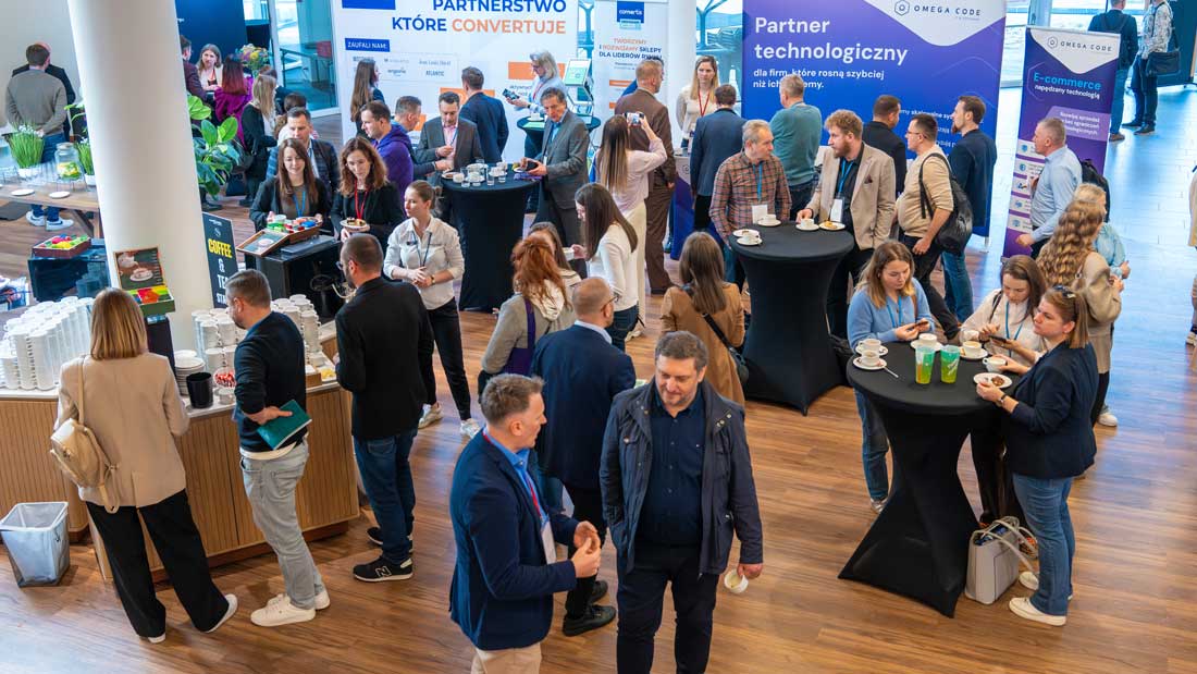 Networking uczestników Home & Garden Congress 2026 w strefie wystawienniczej z udziałem ekspertów branży e-commerce.
