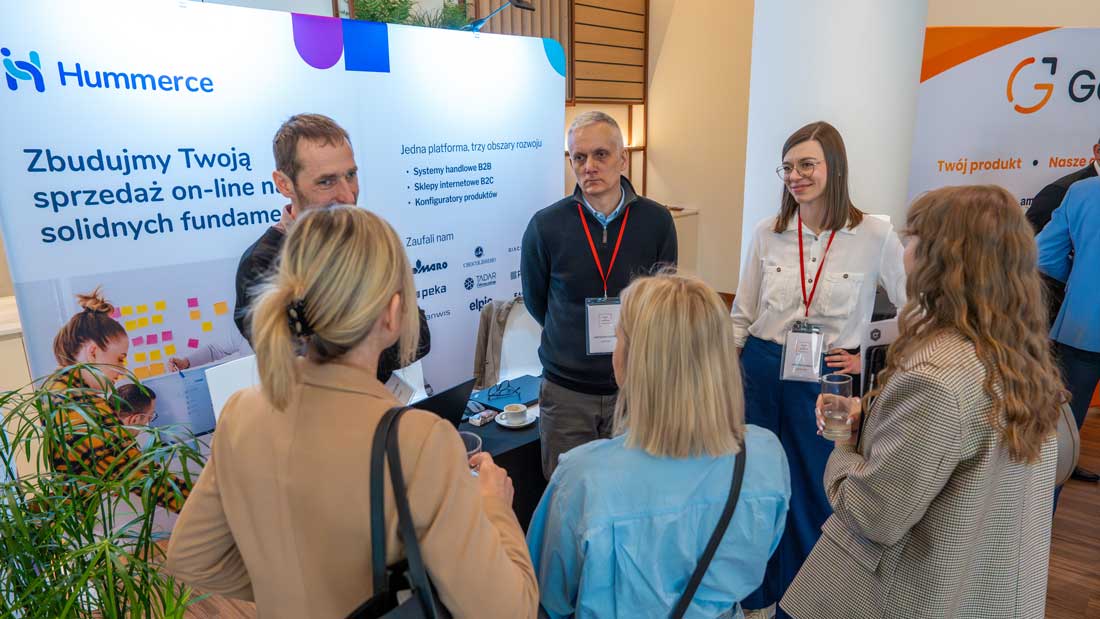 Uczestnicy Home & Garden Congress 2026 podczas rozmów przy stoisku Hummerce poświęconym rozwojowi sprzedaży online w branży dom i ogród.