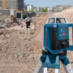 Niwelator laserowy Bosch Professional na placu budowy jako przykład specjalistycznego sprzętu wykorzystywanego w sektorze budowlanym.