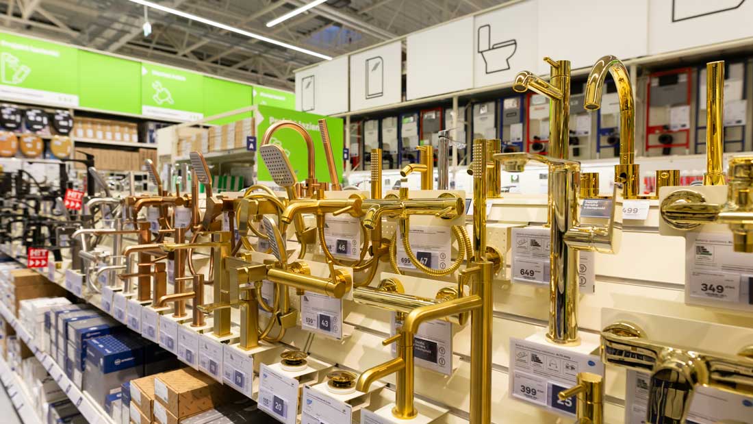 Ekspozycja złotej armatury łazienkowej w markecie budowlanym Leroy Merlin.