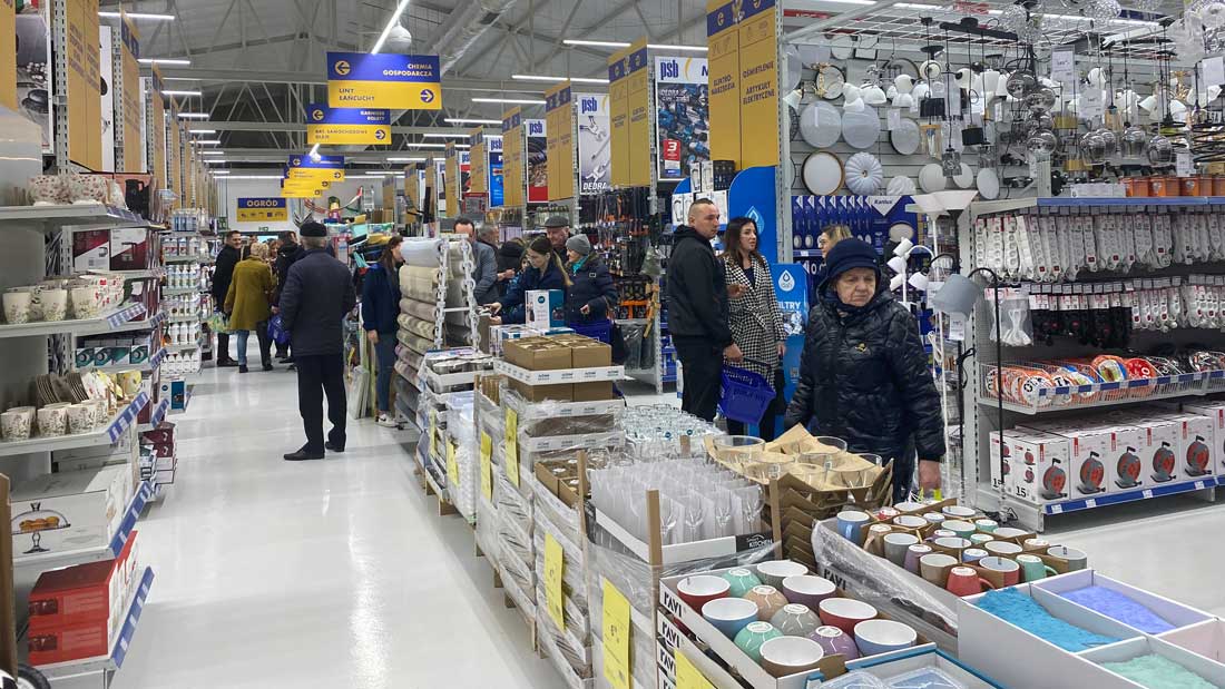 Alejki sklepu PSB Mrówka z artykułami wyposażenia domu, oświetleniem i produktami ogrodowymi.