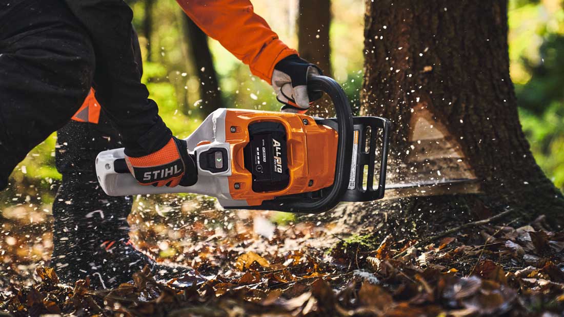 Pilarka akumulatorowa STIHL z systemem ALLPRO podczas pracy przy cięciu drzewa w terenie leśnym