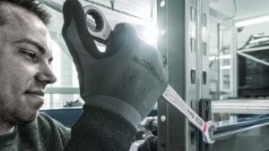 Montaż elementu metalowej konstrukcji za pomocą wydłużonego klucza płasko-oczkowego Wera Joker 6007 SB.