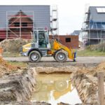 Zalany wykop fundamentowy na budowie domów jednorodzinnych wymagający odwodnienia pompą budowlaną.