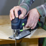 Festool PSC E 18 podczas cięcia krzywoliniowego w sklejce