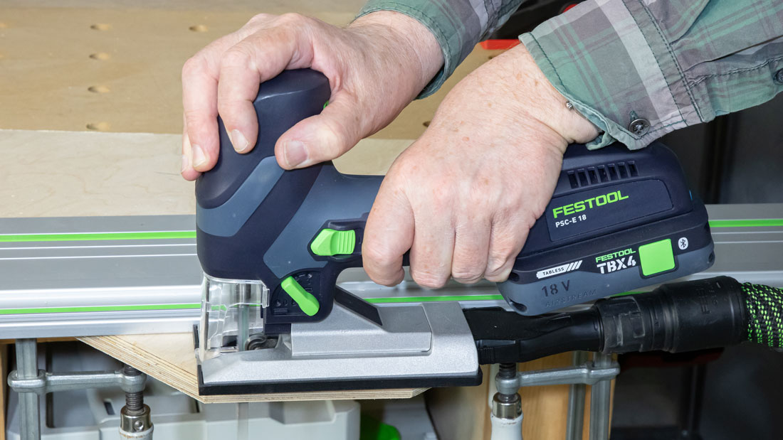 Akumulatorowa wyrzynarka Festool PSC E 18 podczas precyzyjnego cięcia sklejki