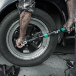 Wera Click-Torque Lock C 3 Set 1 podczas wymiany koła samochodowego – klucz dynamometryczny z funkcją Torque Lock i nasadką Wheel Impaktor.