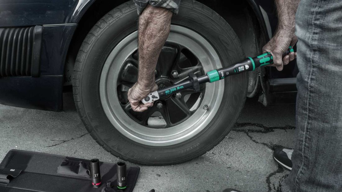 Klucz dynamometryczny Wera Click-Torque Lock C 3 o zakresie 40–200 Nm używany do dokręcania śrub koła samochodowego.
