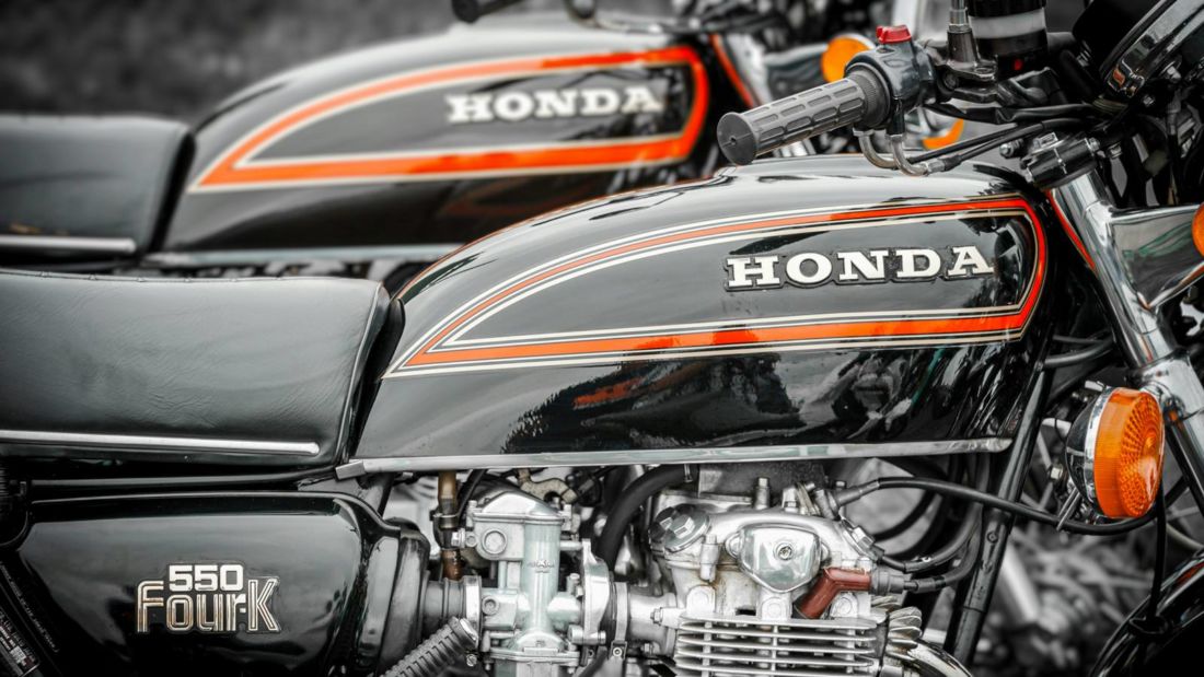 Motocykle Honda z widocznymi zbiornikami paliwa, silnikami i oznaczeniami marki
