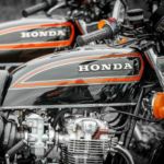 Zbliżenie na klasyczne motocykle Honda z widocznym logo marki